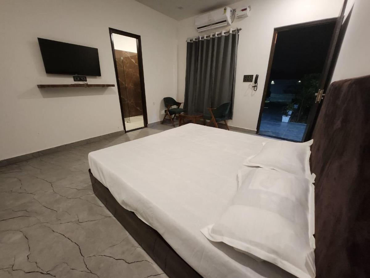 The Lagoon Samalkha Exterior photo